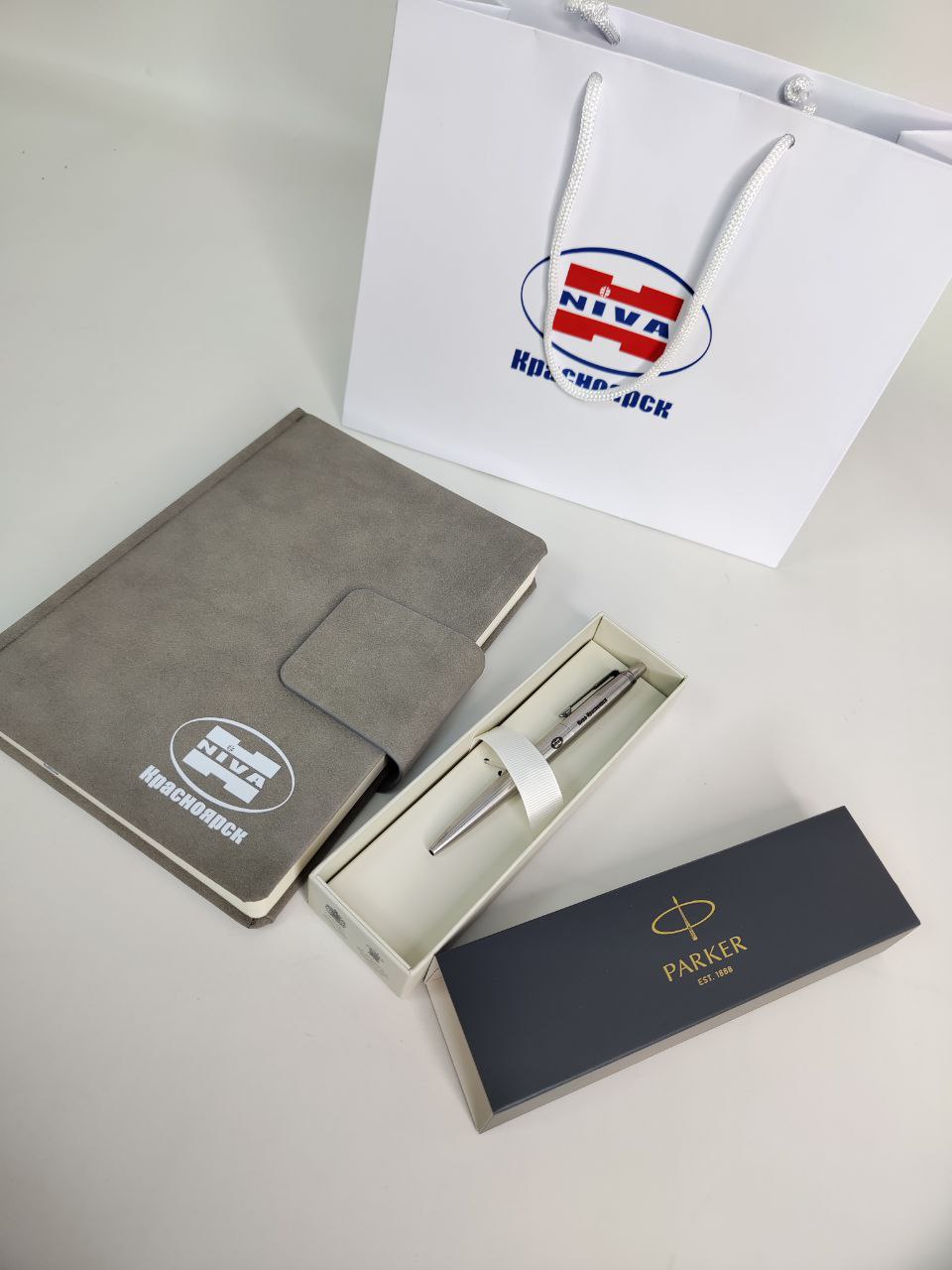 Деловой вип-набор: бессменная ручка Паркер и ежедневник в замше