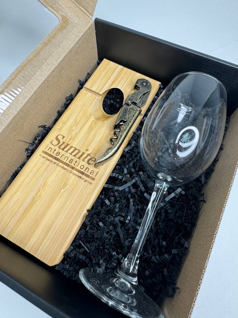 Подарок для любителей вина: бокал, нож сомелье и подставка под бутылку