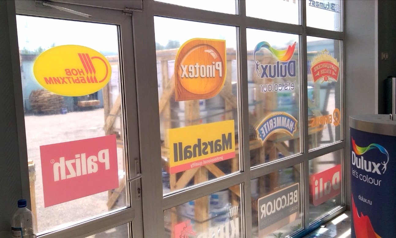 Наклейки с логотипами с резкой по контуру, интерьерная печать 